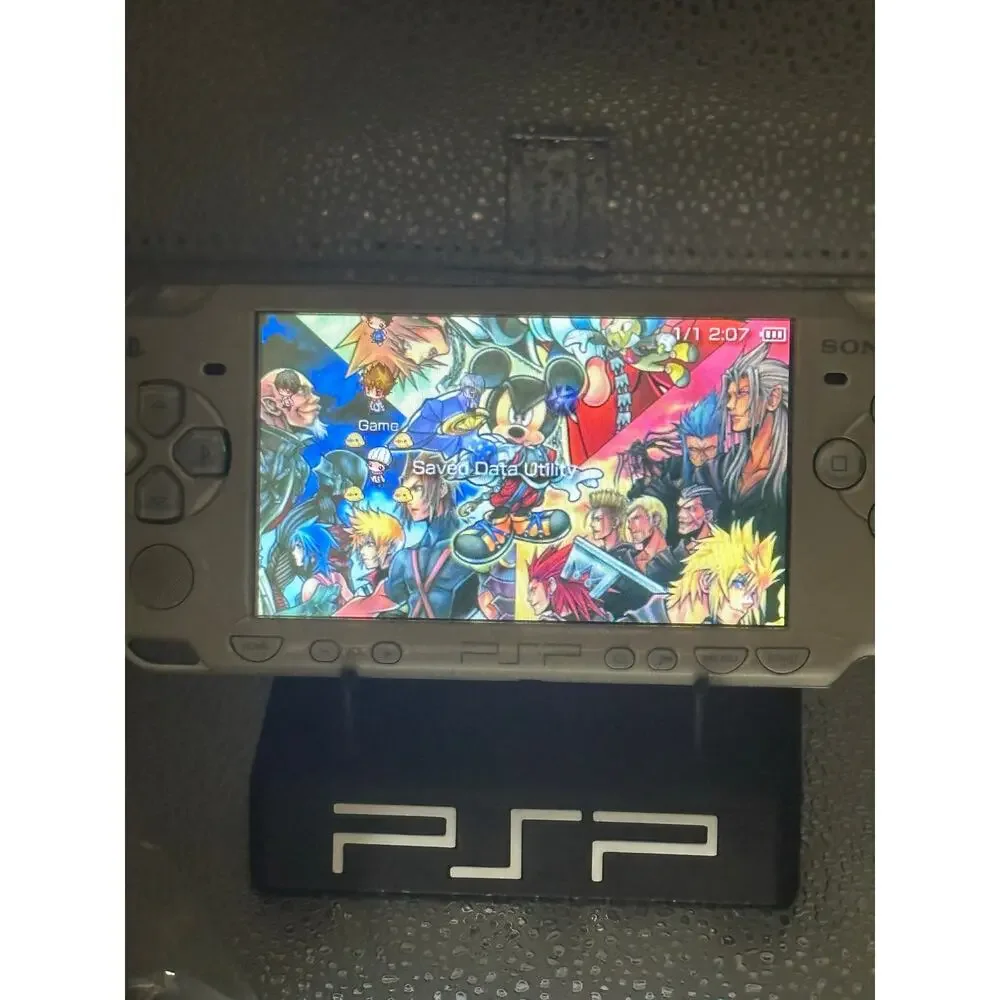 White psp 2000 w/charger & new battery - Picture 3 of 8